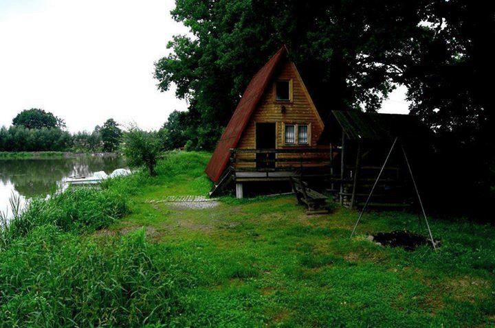Drewniany domek Brda nad stawem